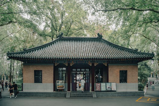 地缘冲突波及能源链条；油价显著攀升，产油国减产应对供应危机。