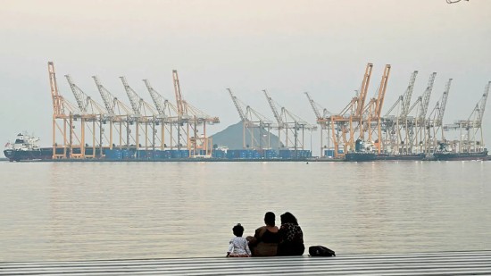 油市剧烈震荡；IEA史上最大释储行动启动，海峡危机考验全球能源韧性。